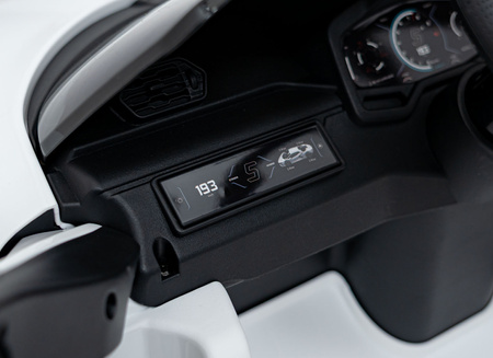 Pojazd Lamborghini Revuelto Białe