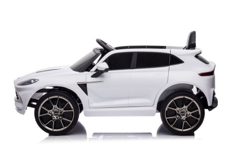 Aston Martin DBX na akumulator dla dzieci Biały + Pilot + EVA + Pasy + Wolny Start + Audio LED Aston Martin DBX na akumulator dla dzieci Biały + Pilot + EVA + Pasy + Wolny Start + Audio LED