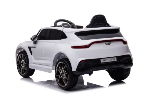 Aston Martin DBX na akumulator dla dzieci Biały + Pilot + EVA + Pasy + Wolny Start + Audio LED Aston Martin DBX na akumulator dla dzieci Biały + Pilot + EVA + Pasy + Wolny Start + Audio LED