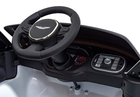 Aston Martin DBX na akumulator dla dzieci Biały + Pilot + EVA + Pasy + Wolny Start + Audio LED Aston Martin DBX na akumulator dla dzieci Biały + Pilot + EVA + Pasy + Wolny Start + Audio LED