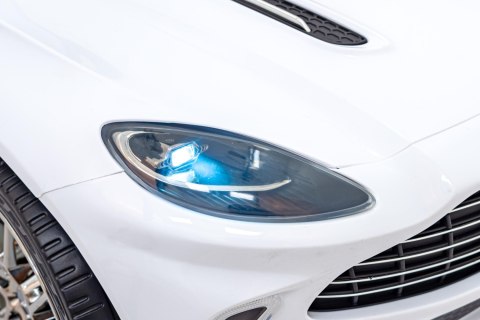 Aston Martin DBX na akumulator dla dzieci Biały + Pilot + EVA + Pasy + Wolny Start + Audio LED Aston Martin DBX na akumulator dla dzieci Biały + Pilot + EVA + Pasy + Wolny Start + Audio LED