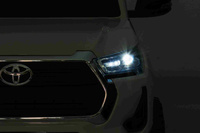 Toyota Hilux na akumulator dla dzieci Biały Pickup + Napęd 4x4 + Pilot + 2 bagażniki